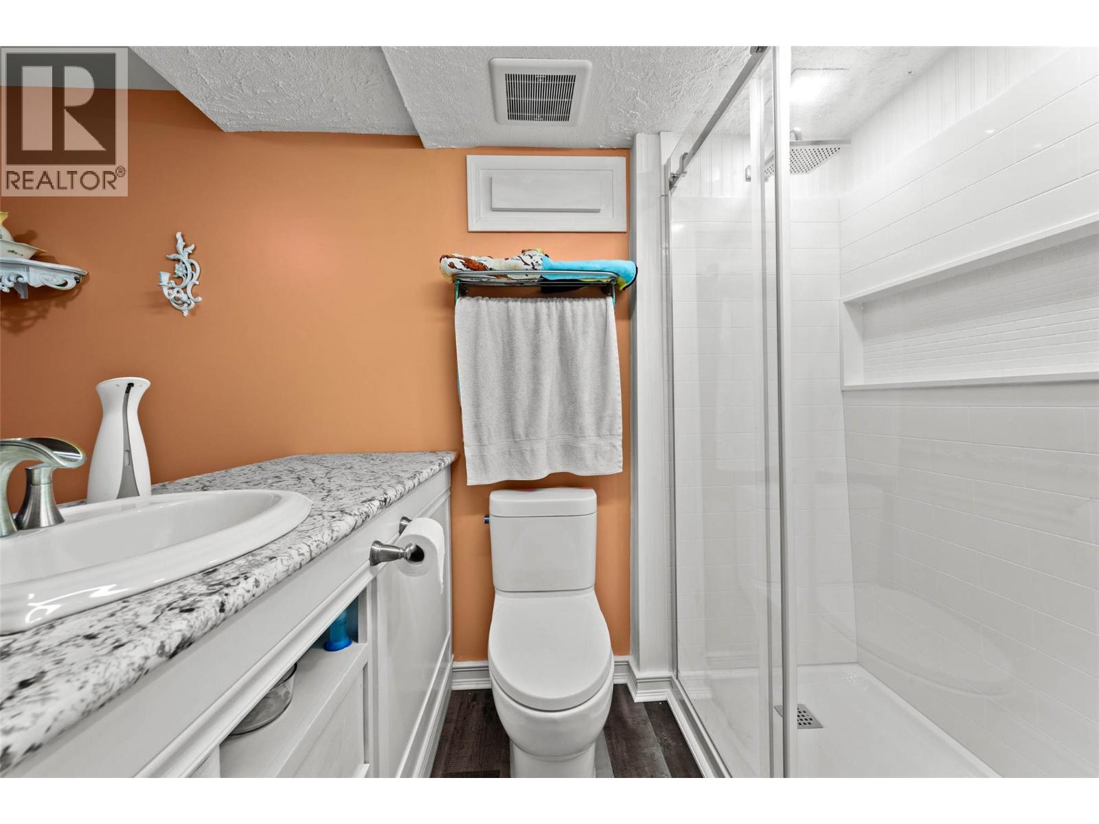 7280 Birch Close, Anglemont, British Columbia  V0E 1M8 - Photo 9 - 10389590