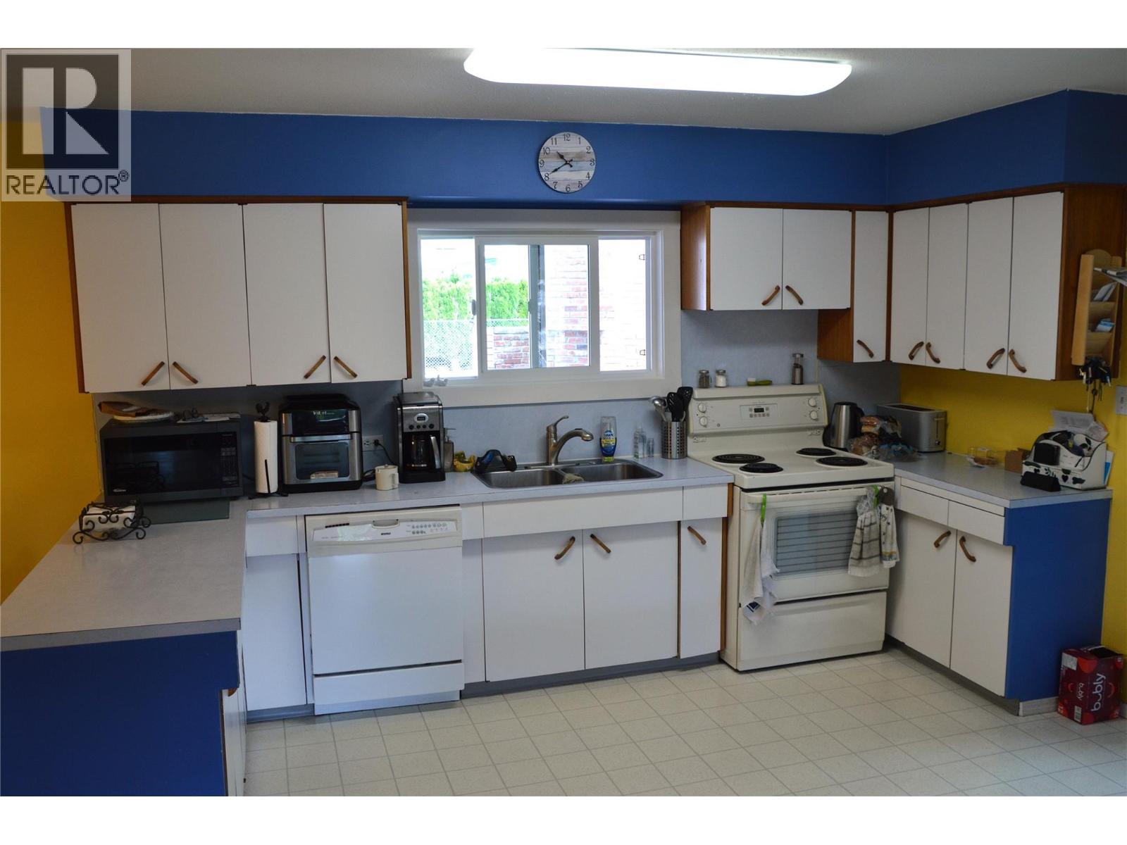 1962 Parkcrest Avenue, Kamloops, British Columbia  V2B 4X4 - Photo 3 - 10389778