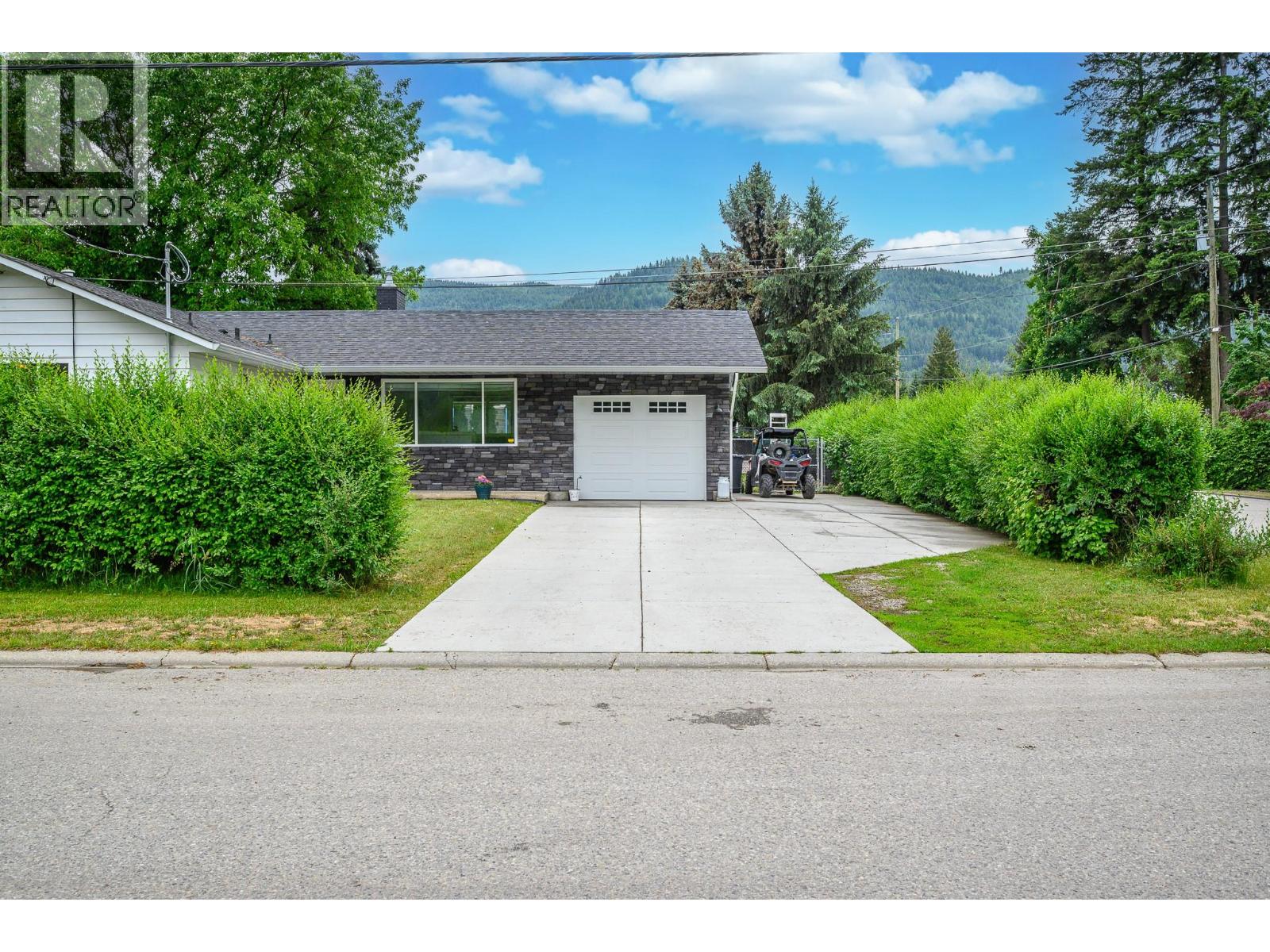6596 Lavington Way, Coldstream, British Columbia  V1B 3G5 - Photo 3 - 10389658
