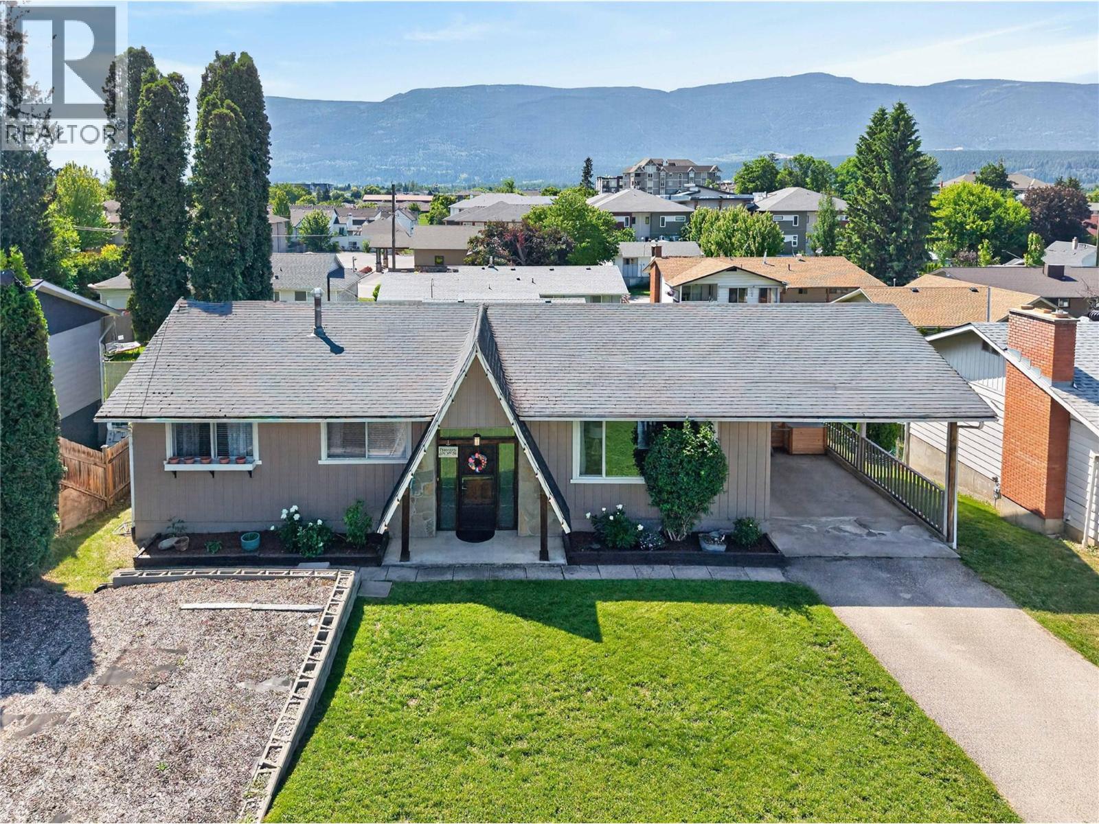 691 3 Street, Salmon Arm, British Columbia  V1E 4G9 - Photo 1 - 10389492
