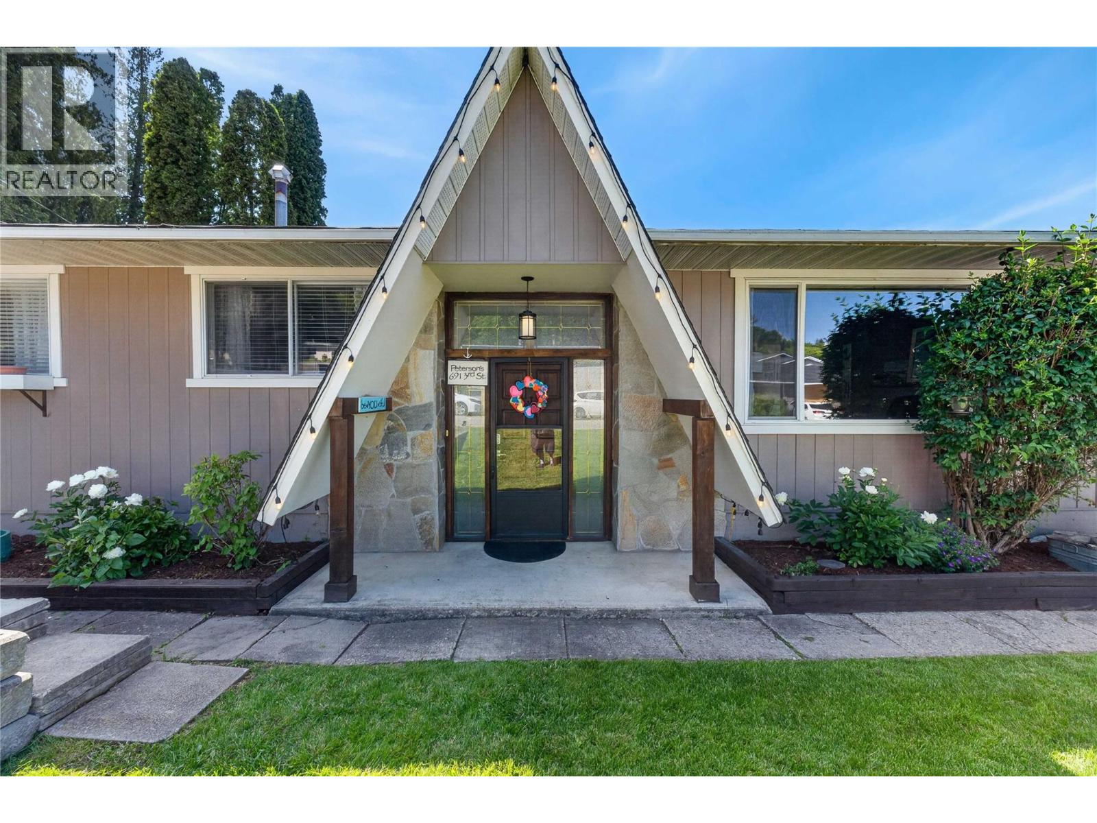 691 3 Street, Salmon Arm, British Columbia  V1E 4G9 - Photo 2 - 10389492