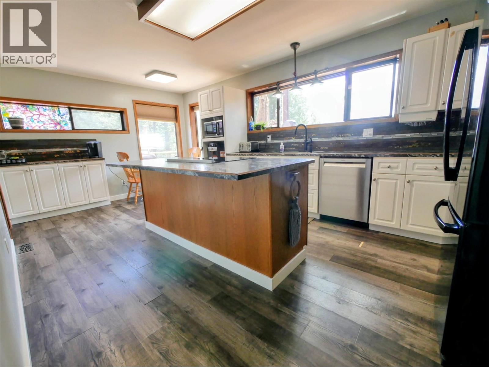 1525 Highway 3 / 95 Highway, Yahk, British Columbia  V0B 2P0 - Photo 11 - 10389849