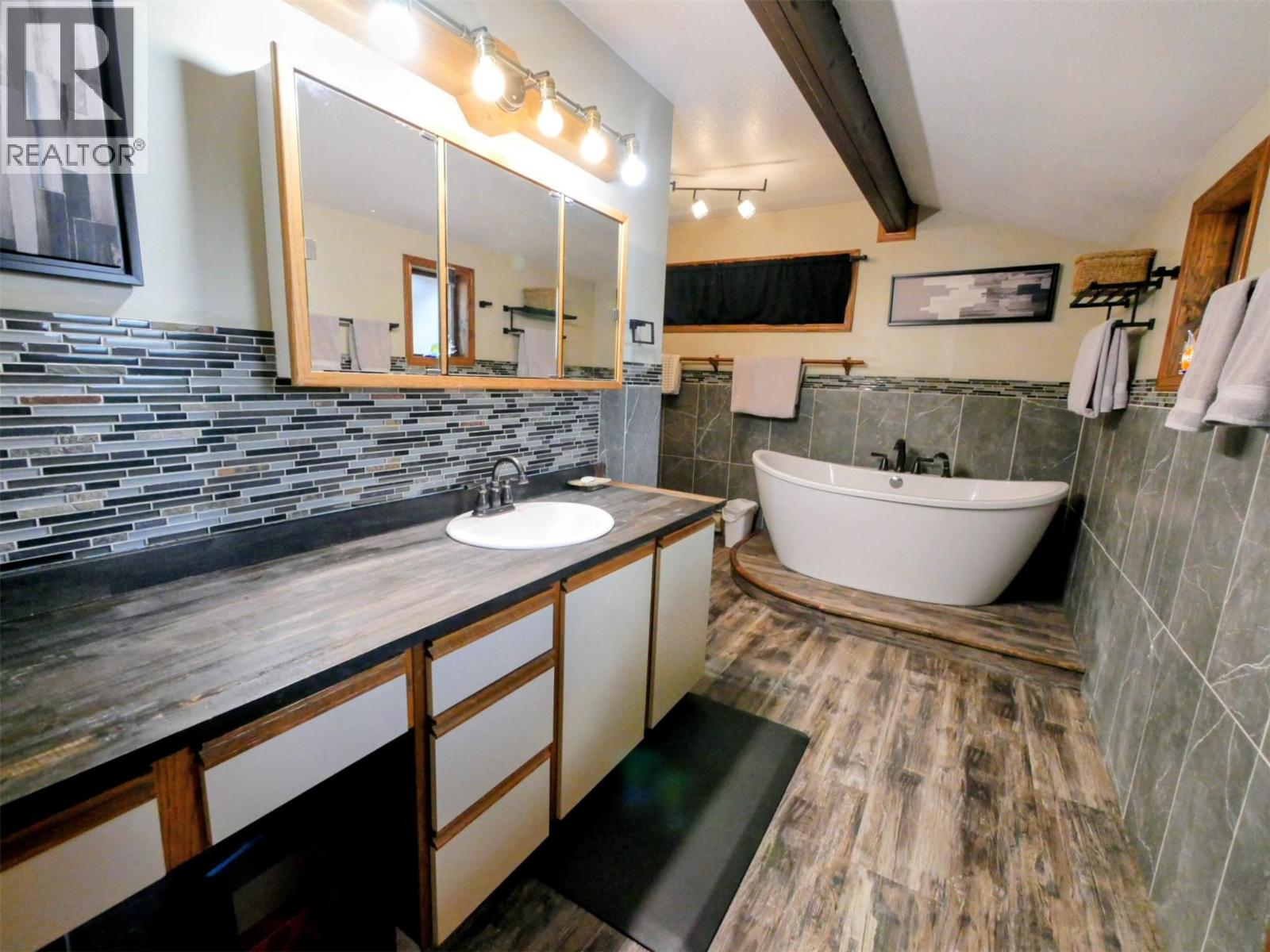 1525 Highway 3 / 95 Highway, Yahk, British Columbia  V0B 2P0 - Photo 14 - 10389849