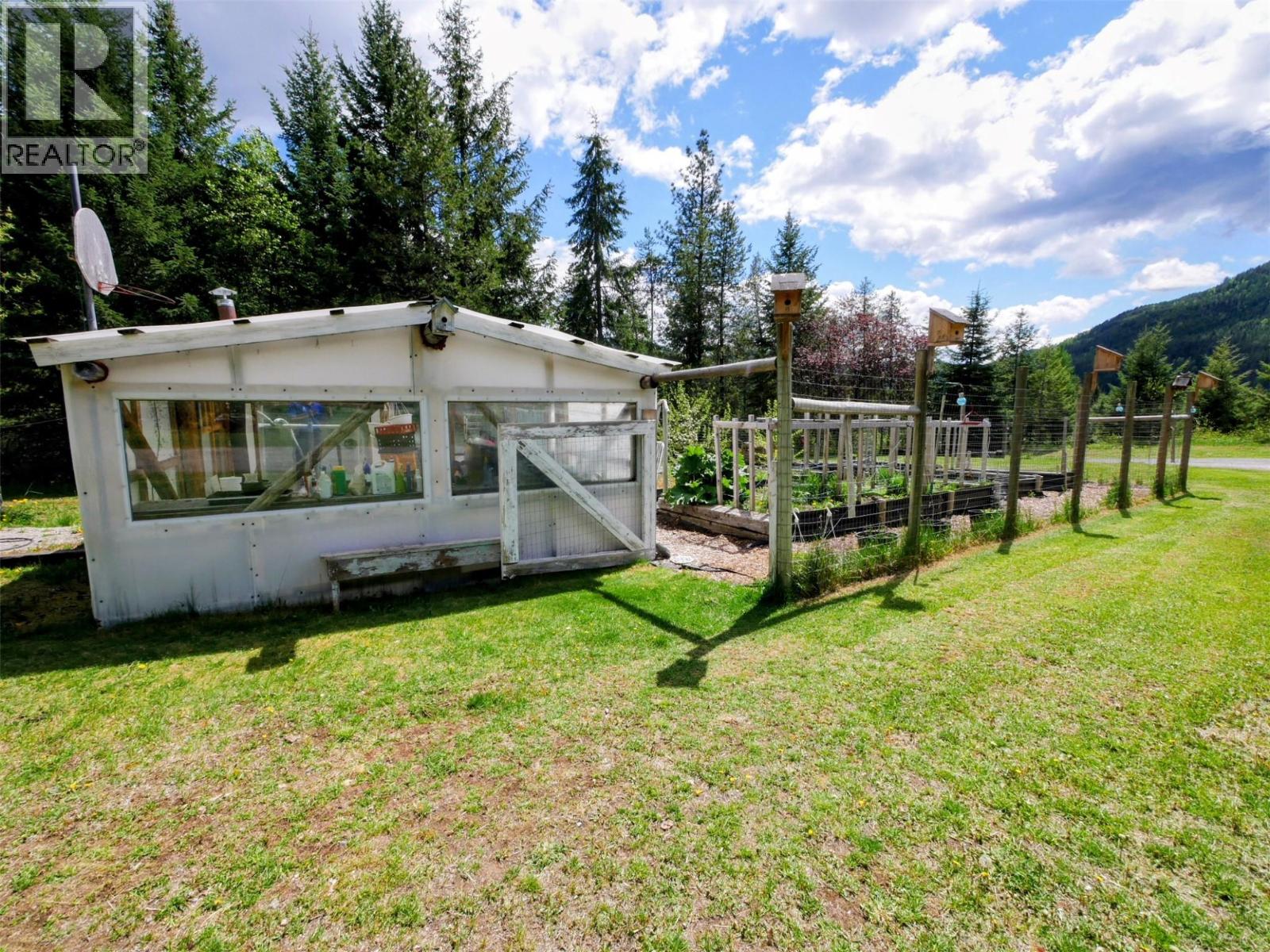 1525 Highway 3 / 95 Highway, Yahk, British Columbia  V0B 2P0 - Photo 19 - 10389849