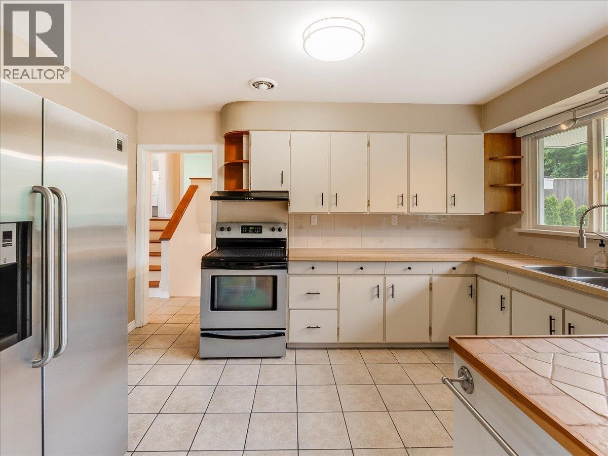 806 10th Street, Castlegar, British Columbia  V1N 2H8 - Photo 10 - 10389575