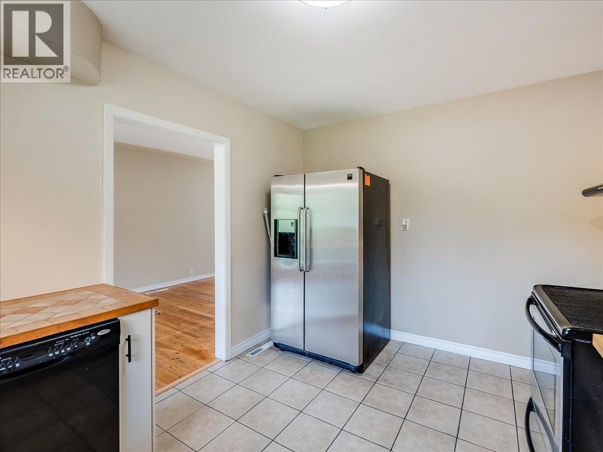 806 10th Street, Castlegar, British Columbia  V1N 2H8 - Photo 11 - 10389575