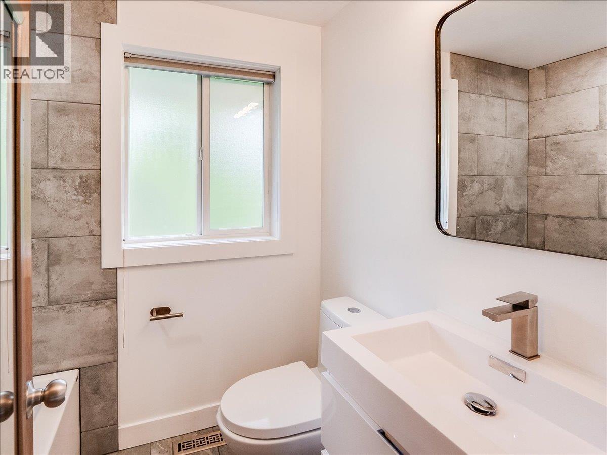 806 10th Street, Castlegar, British Columbia  V1N 2H8 - Photo 13 - 10389575