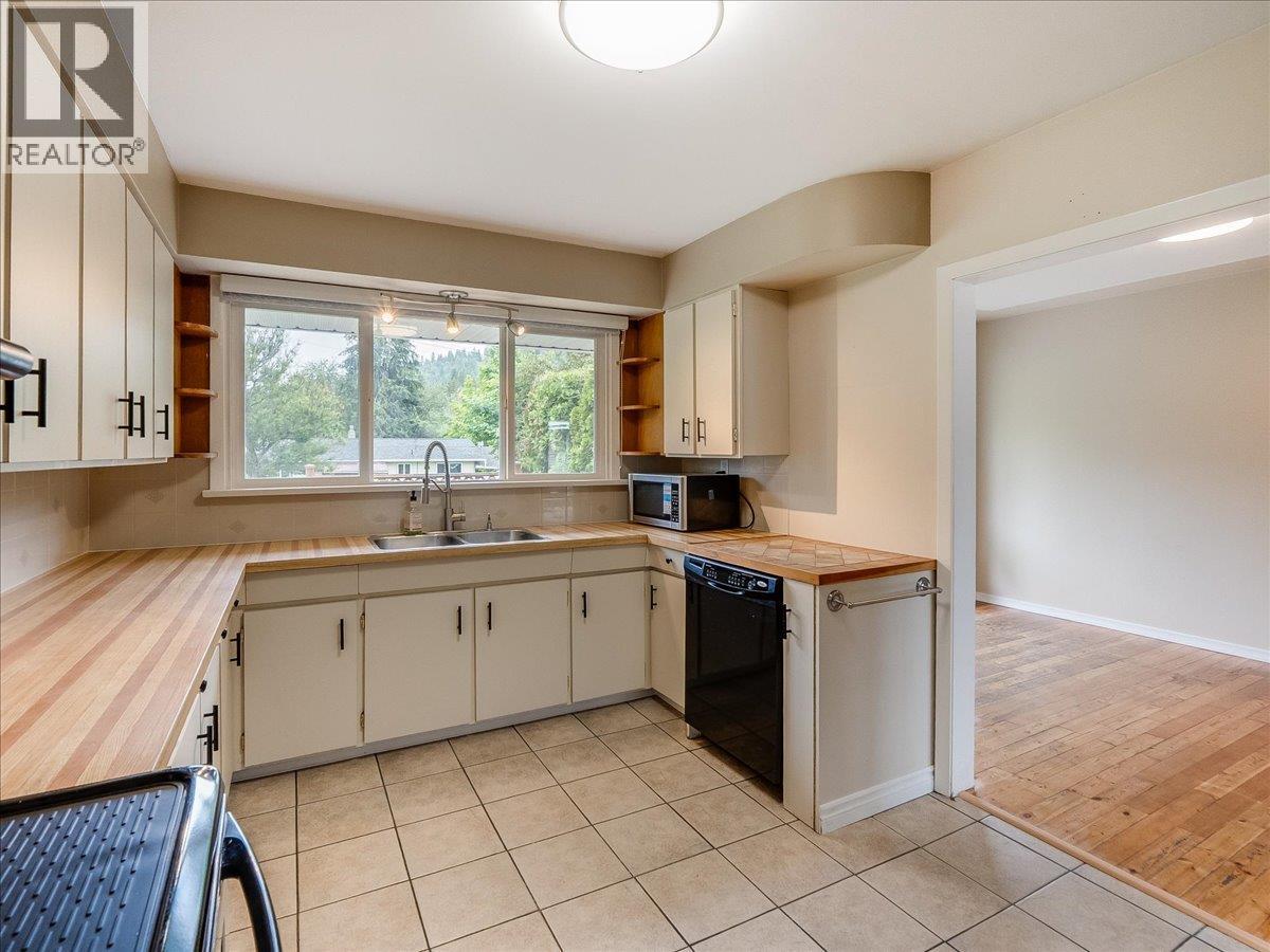 806 10th Street, Castlegar, British Columbia  V1N 2H8 - Photo 14 - 10389575