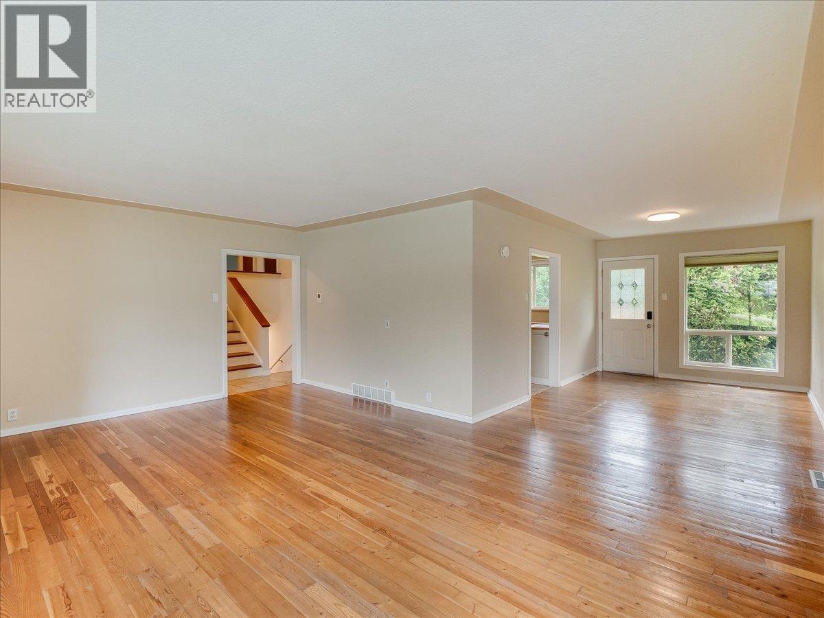 806 10th Street, Castlegar, British Columbia  V1N 2H8 - Photo 2 - 10389575