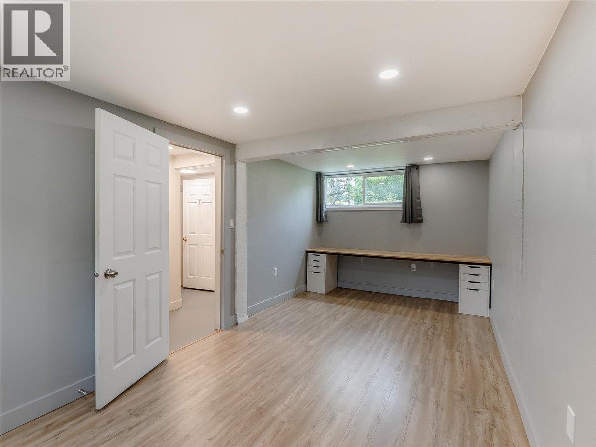 806 10th Street, Castlegar, British Columbia  V1N 2H8 - Photo 26 - 10389575