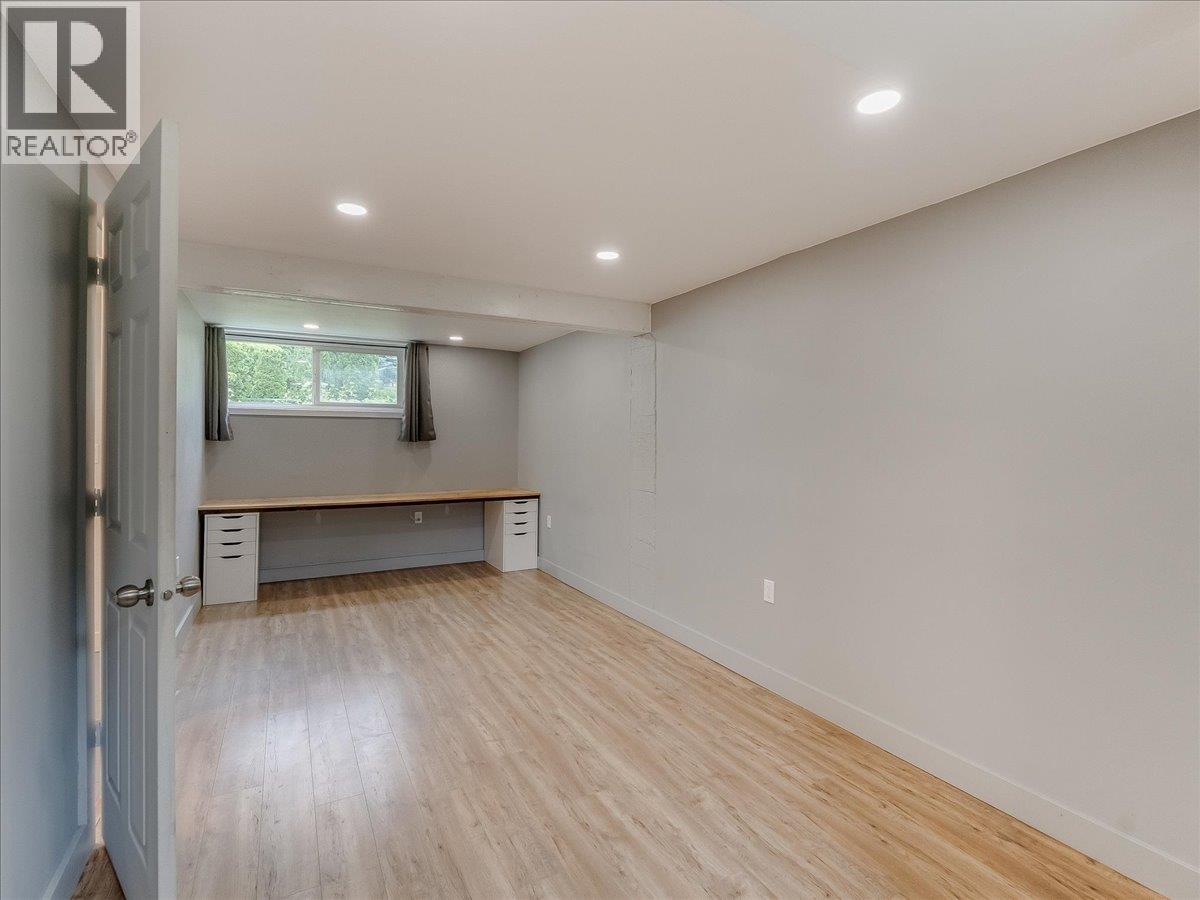 806 10th Street, Castlegar, British Columbia  V1N 2H8 - Photo 27 - 10389575