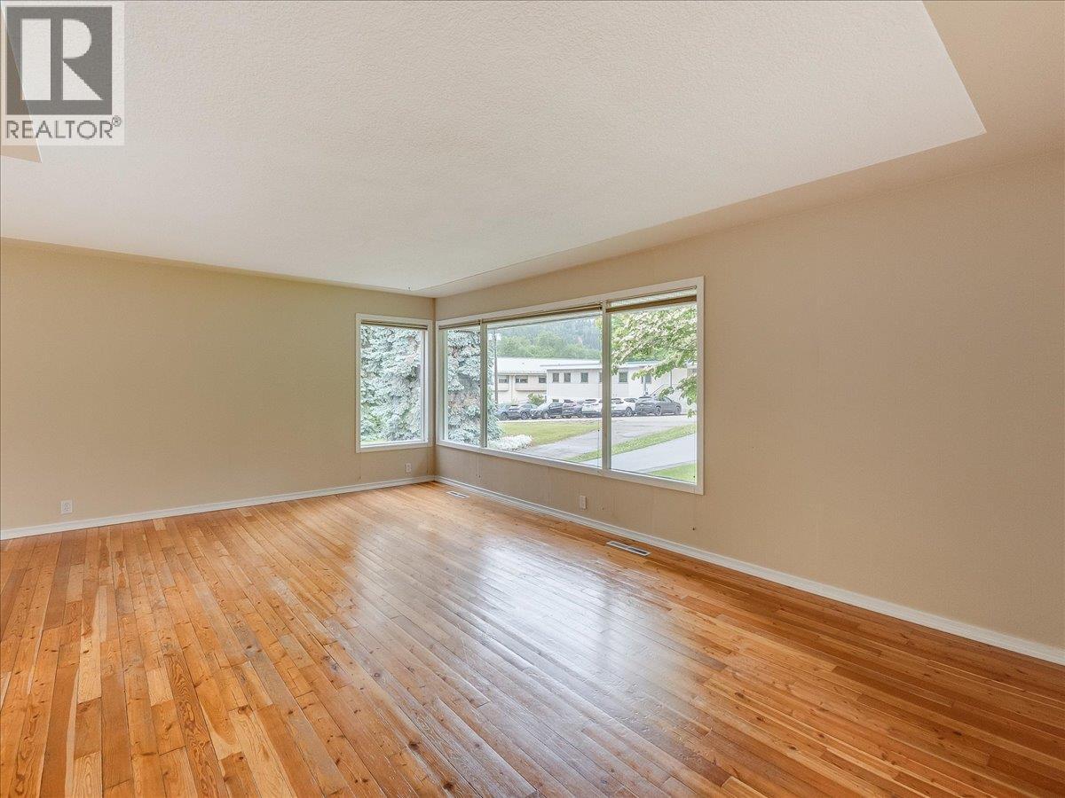 806 10th Street, Castlegar, British Columbia  V1N 2H8 - Photo 3 - 10389575
