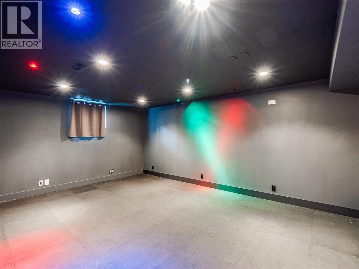 806 10th Street, Castlegar, British Columbia  V1N 2H8 - Photo 35 - 10389575