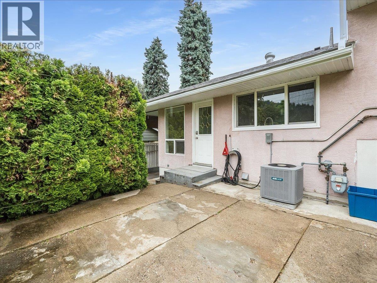 806 10th Street, Castlegar, British Columbia  V1N 2H8 - Photo 37 - 10389575
