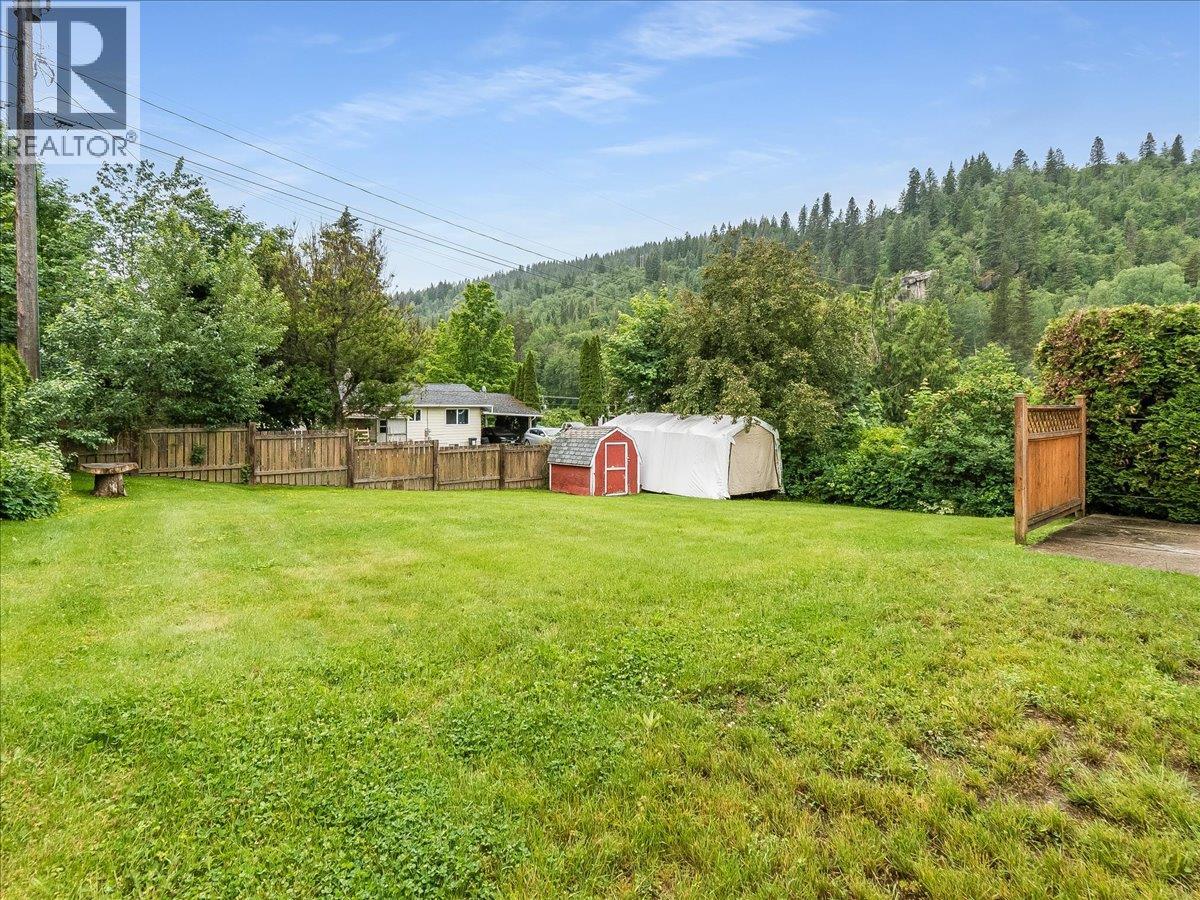 806 10th Street, Castlegar, British Columbia  V1N 2H8 - Photo 38 - 10389575