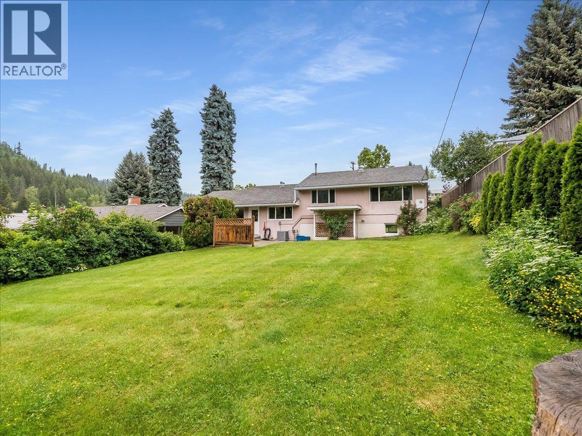 806 10th Street, Castlegar, British Columbia  V1N 2H8 - Photo 39 - 10389575