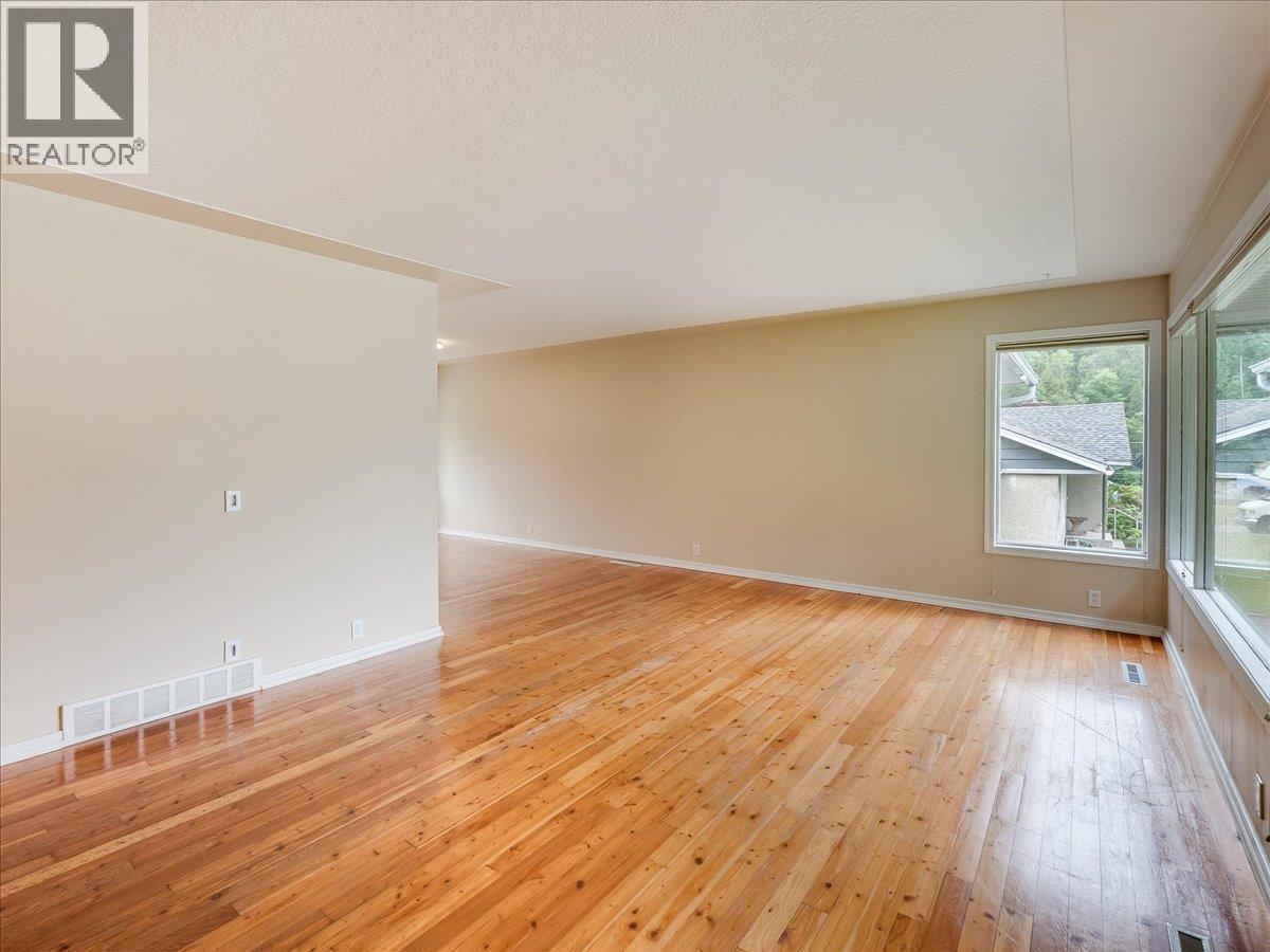 806 10th Street, Castlegar, British Columbia  V1N 2H8 - Photo 4 - 10389575
