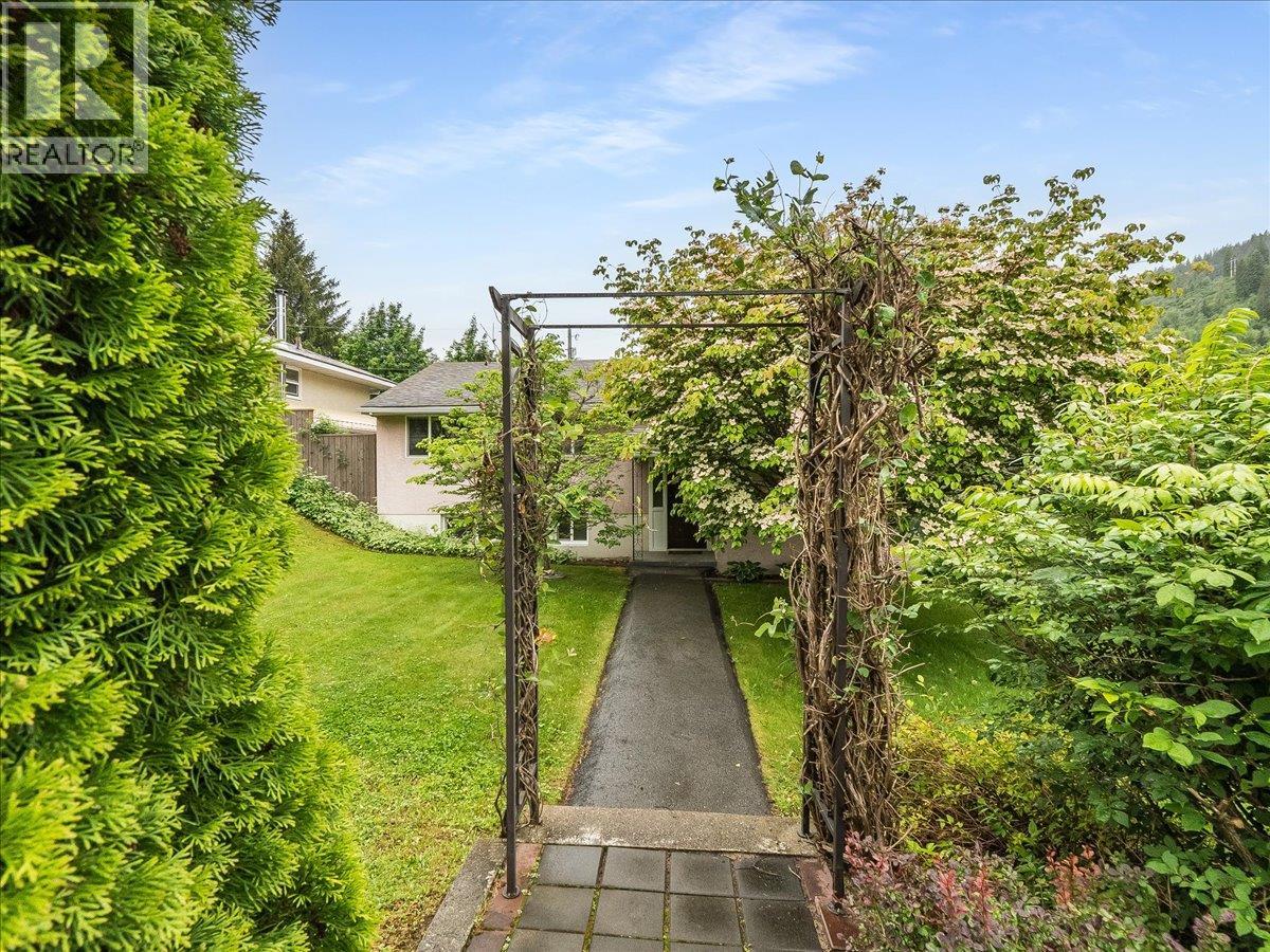 806 10th Street, Castlegar, British Columbia  V1N 2H8 - Photo 41 - 10389575