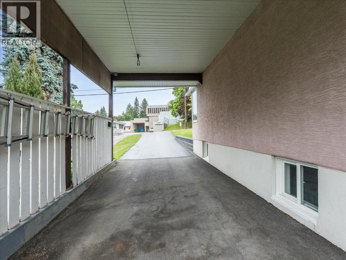 806 10th Street, Castlegar, British Columbia  V1N 2H8 - Photo 45 - 10389575