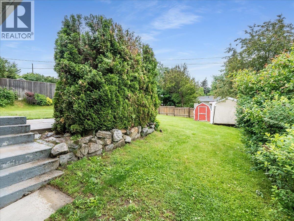 806 10th Street, Castlegar, British Columbia  V1N 2H8 - Photo 46 - 10389575