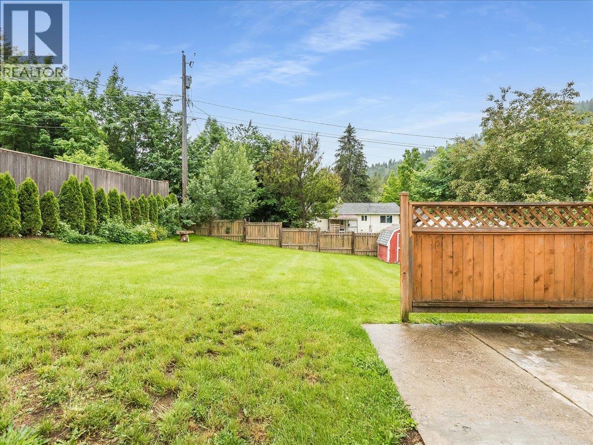 806 10th Street, Castlegar, British Columbia  V1N 2H8 - Photo 47 - 10389575