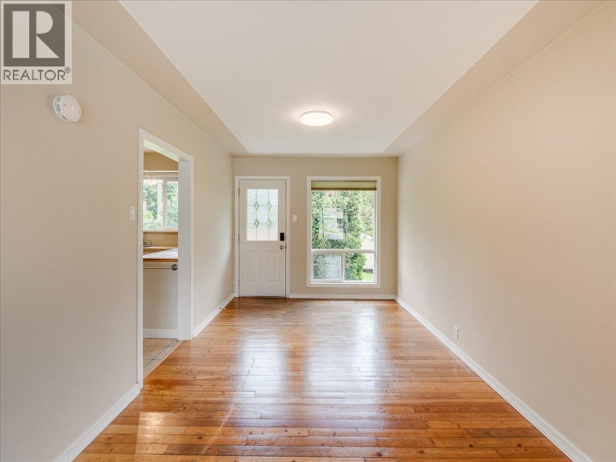 806 10th Street, Castlegar, British Columbia  V1N 2H8 - Photo 5 - 10389575