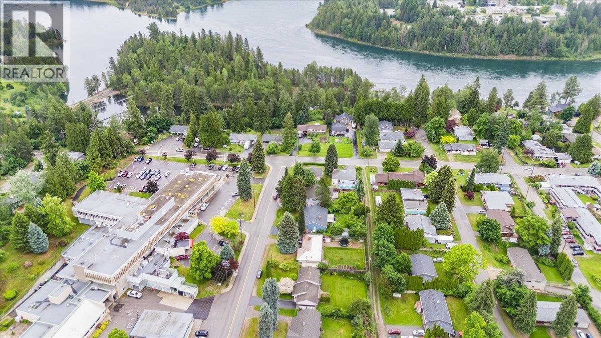 806 10th Street, Castlegar, British Columbia  V1N 2H8 - Photo 54 - 10389575