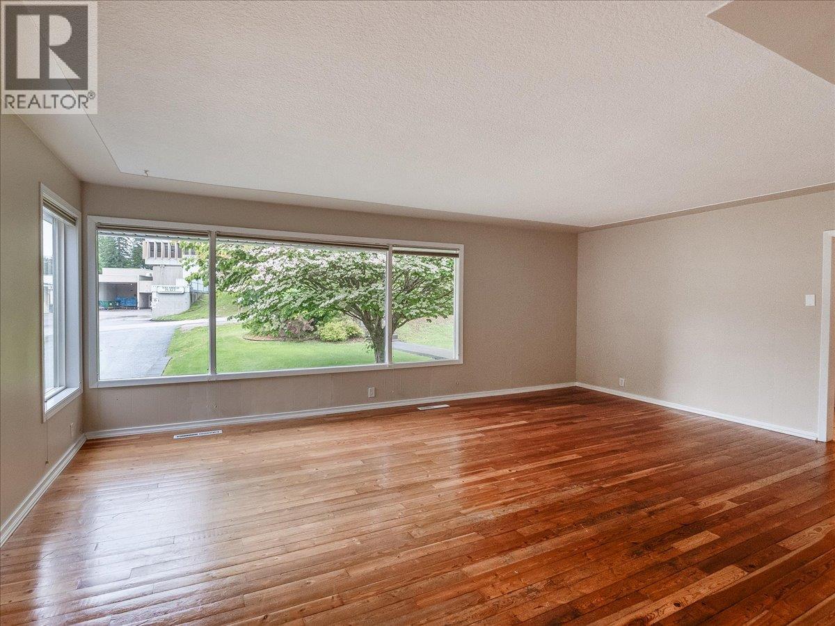 806 10th Street, Castlegar, British Columbia  V1N 2H8 - Photo 6 - 10389575