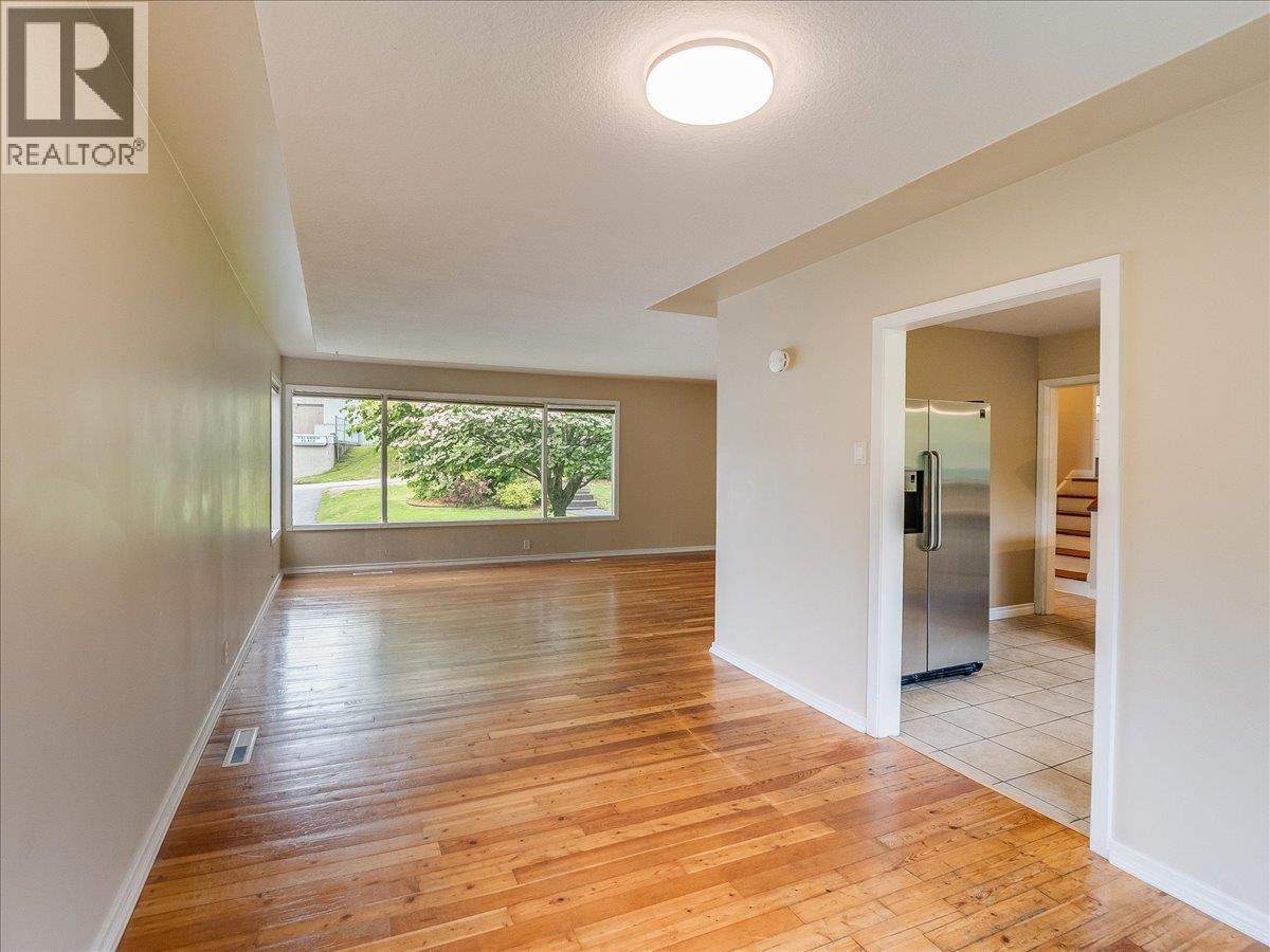 806 10th Street, Castlegar, British Columbia  V1N 2H8 - Photo 7 - 10389575