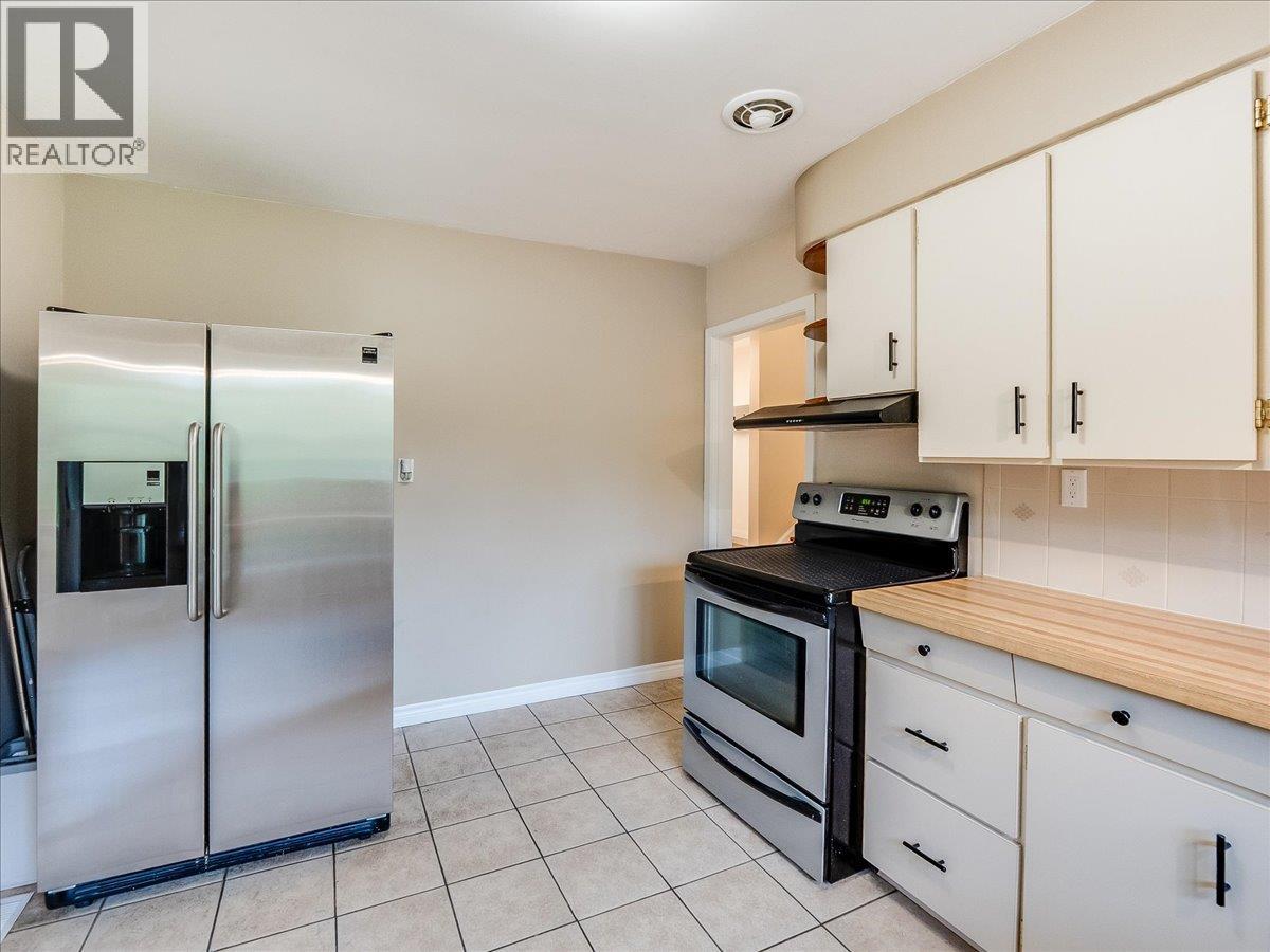 806 10th Street, Castlegar, British Columbia  V1N 2H8 - Photo 8 - 10389575
