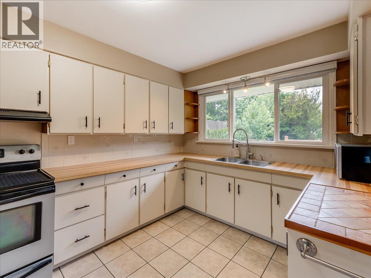 806 10th Street, Castlegar, British Columbia  V1N 2H8 - Photo 9 - 10389575