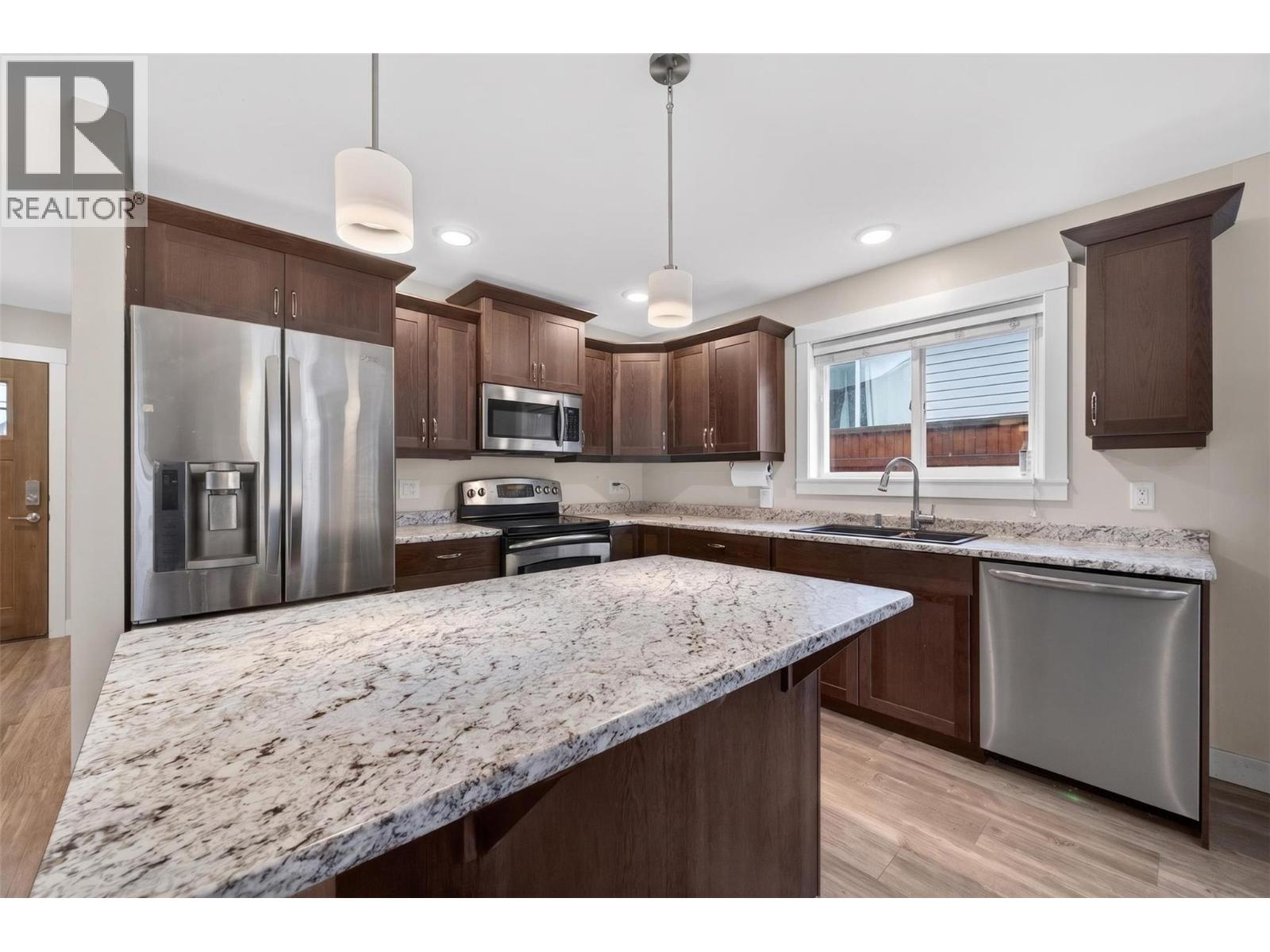 5480 Canoe Beach Drive Ne, Salmon Arm, British Columbia  V1E 2M5 - Photo 4 - 10389582