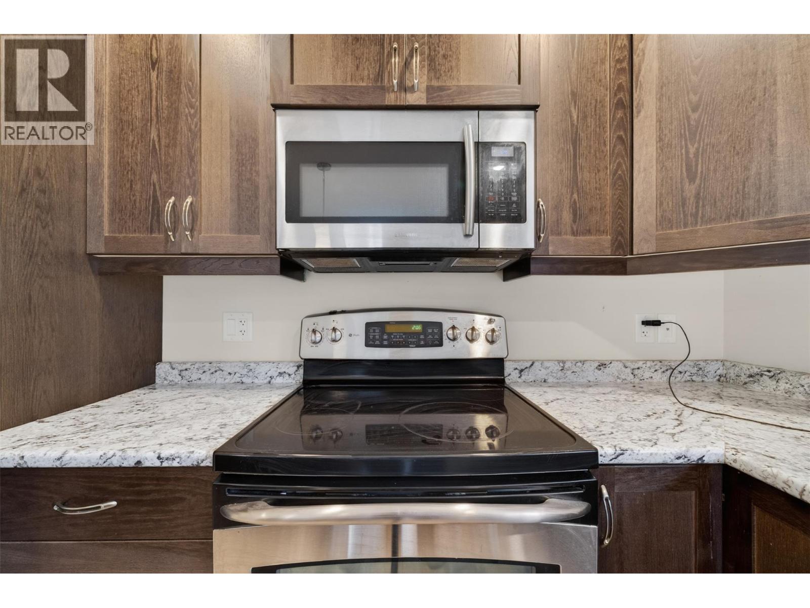 5480 Canoe Beach Drive Ne, Salmon Arm, British Columbia  V1E 2M5 - Photo 7 - 10389582