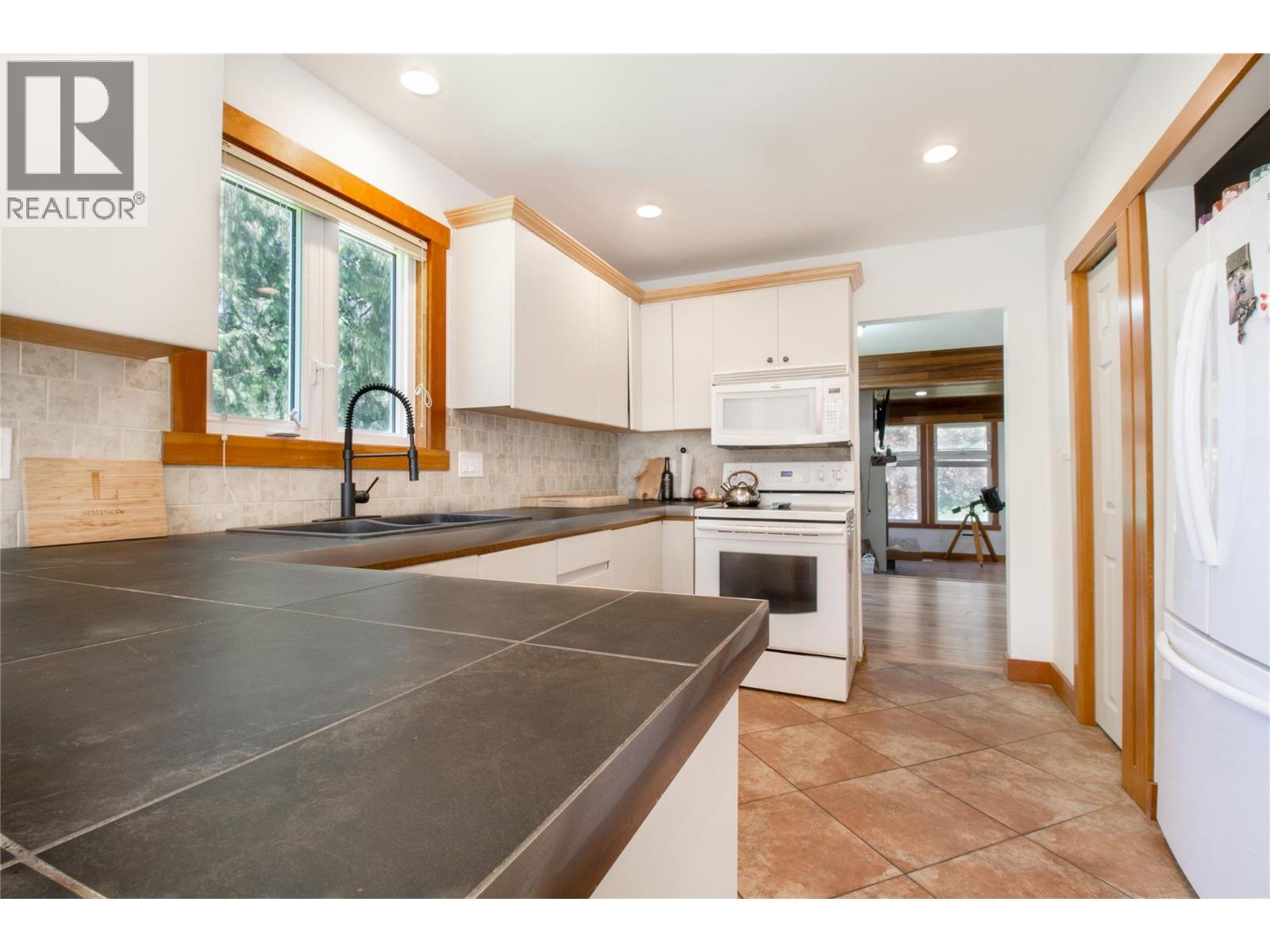 1473 Arrow Drive, Revelstoke, British Columbia  V0E 2S1 - Photo 11 - 10389821