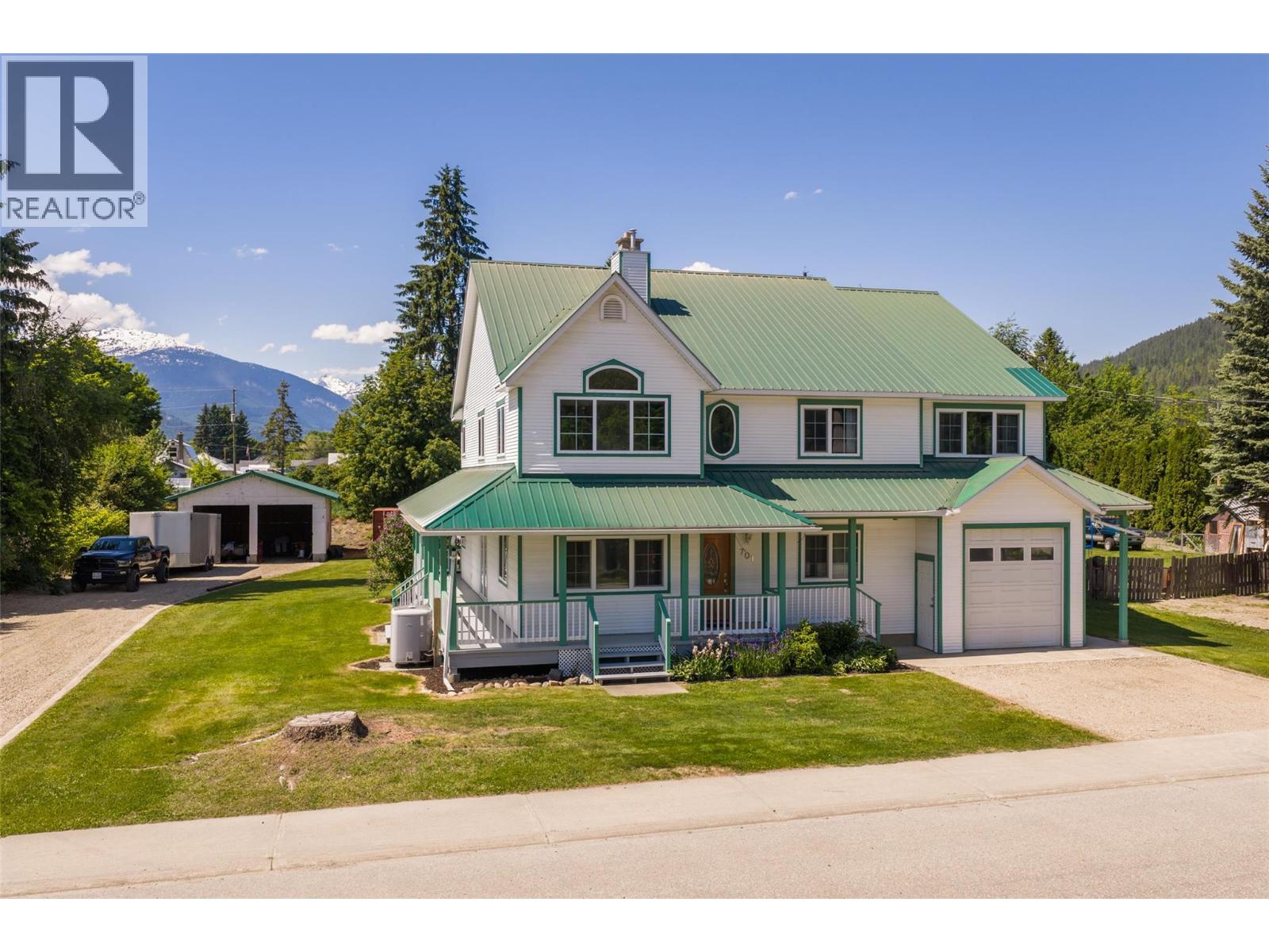 701 Edward Street, Revelstoke, British Columbia  V0E 2S1 - Photo 1 - 10389608