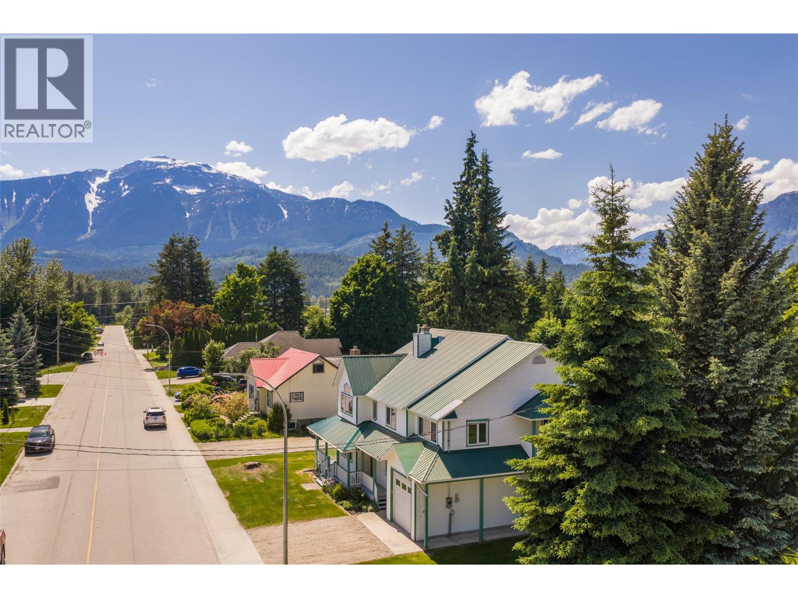 701 Edward Street, Revelstoke, British Columbia  V0E 2S1 - Photo 3 - 10389608