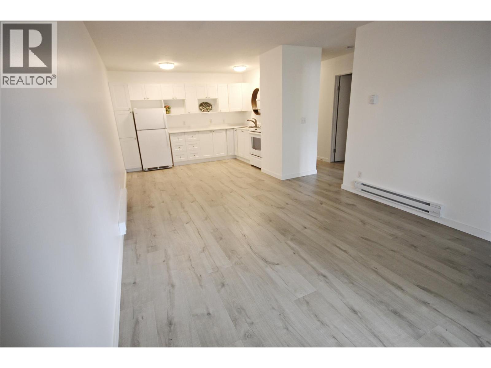 150 Skaha Place Unit# 402, Penticton, British Columbia  V2A 7K1 - Photo 4 - 10389871