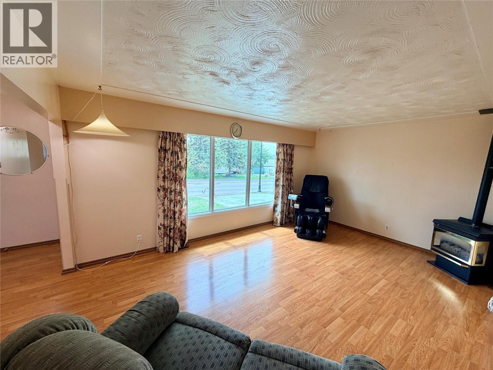 1008 95 Avenue, Dawson Creek, British Columbia  V1G 1C8 - Photo 3 - 10389964
