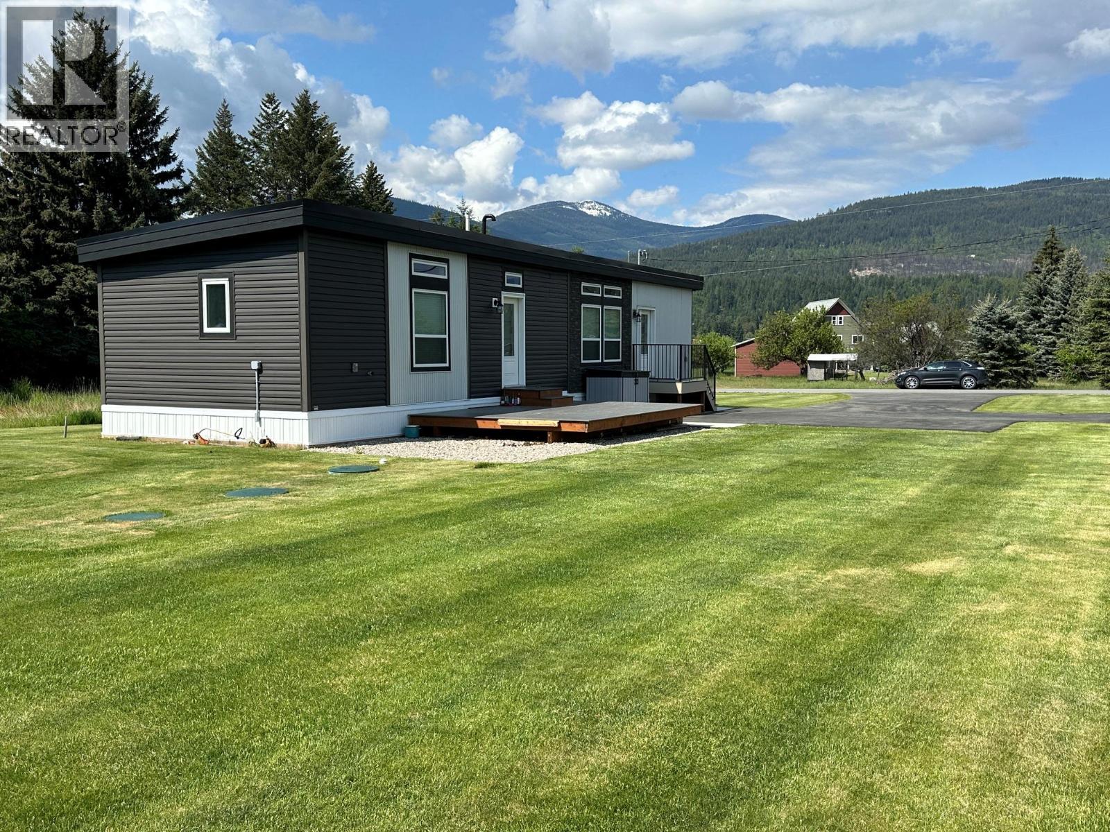 928 Waterloo Crescent, Castlegar, British Columbia  V1N 4M3 - Photo 1 - 10389931