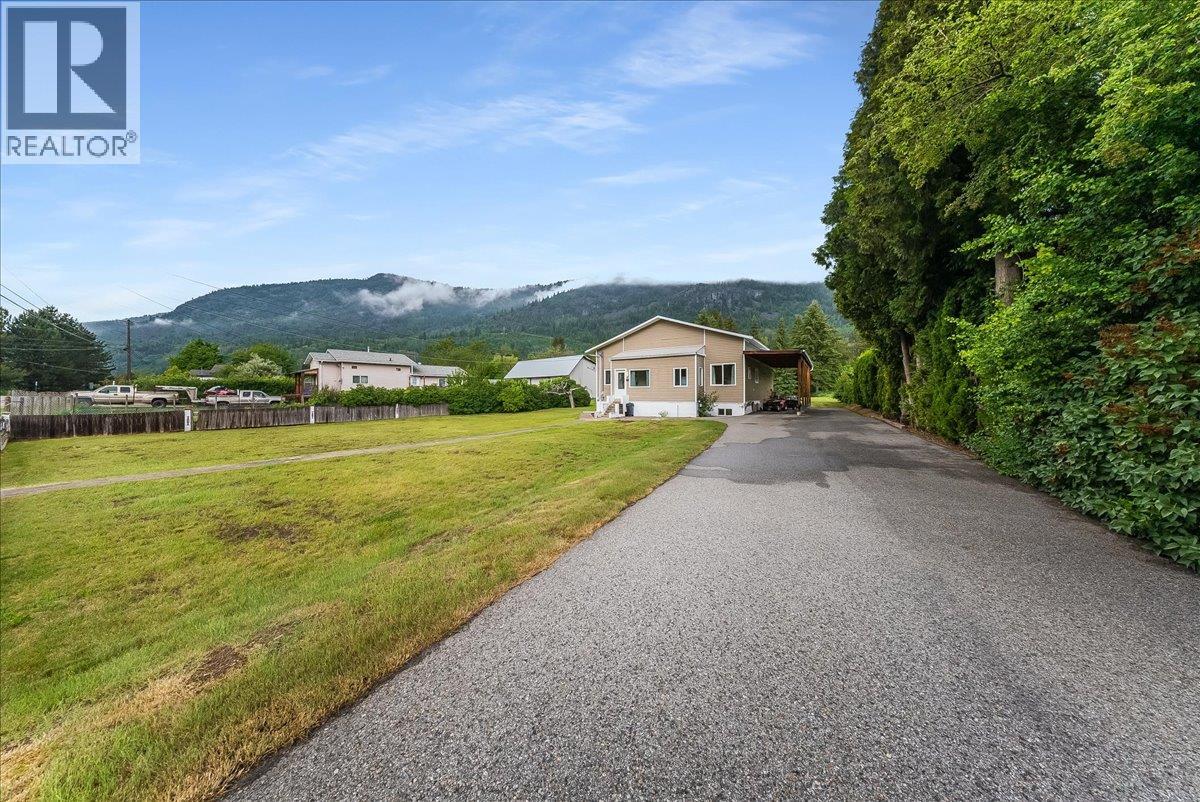 309 12th Avenue, Genelle, British Columbia  V0G 1G0 - Photo 4 - 10389843