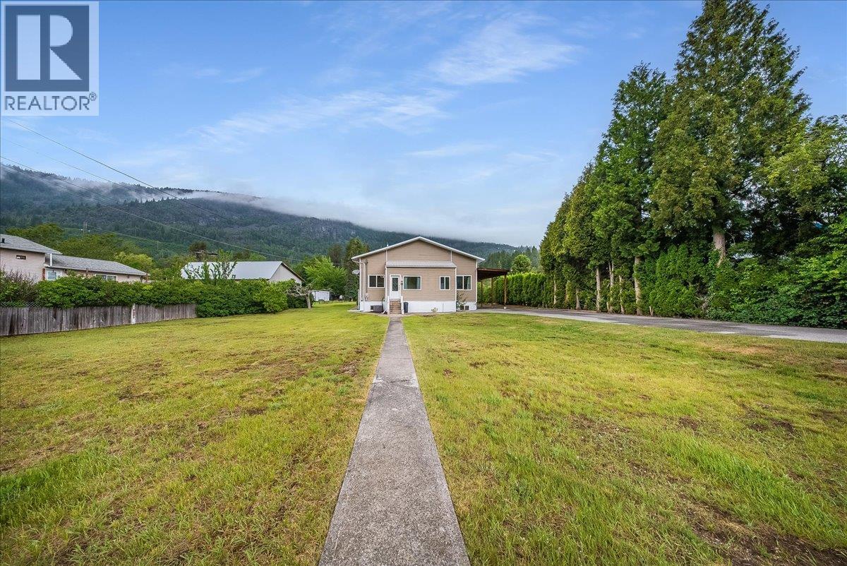 309 12th Avenue, Genelle, British Columbia  V0G 1G0 - Photo 6 - 10389843