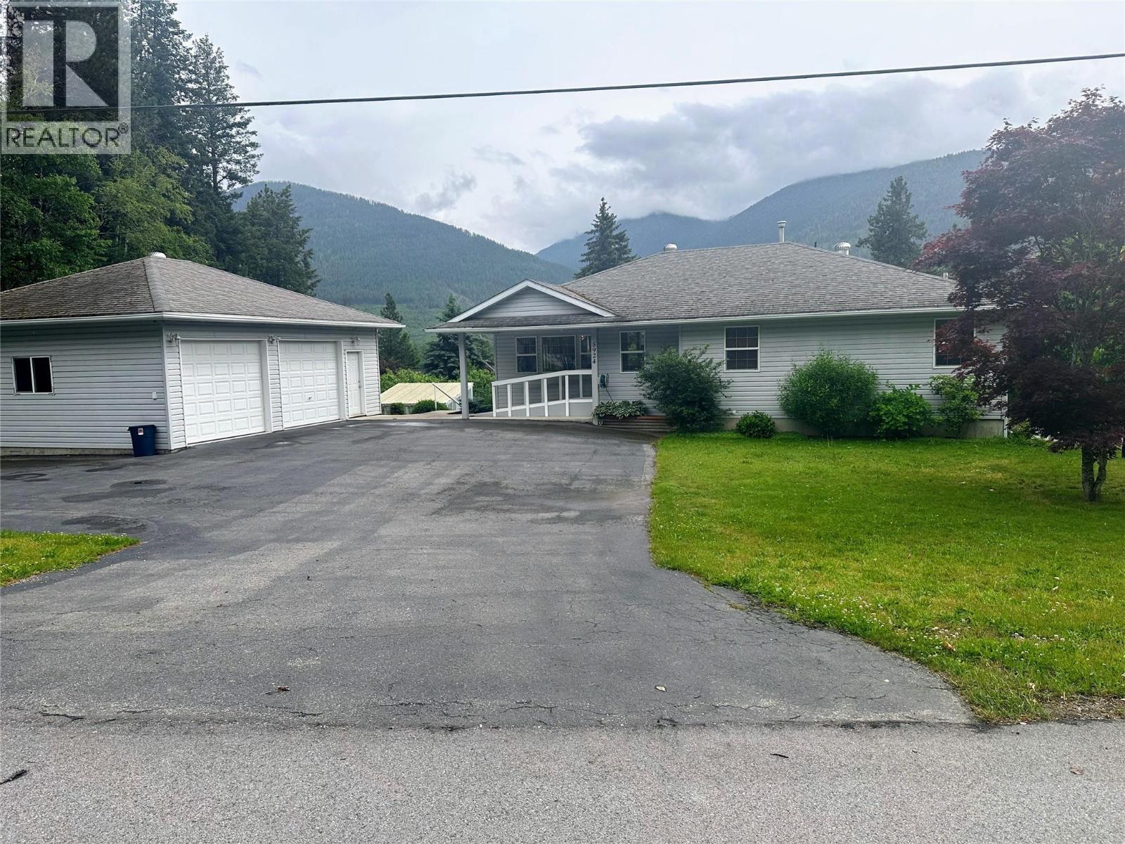 5924 Stafford Road, Nelson, British Columbia  V1L 6P3 - Photo 1 - 10389832