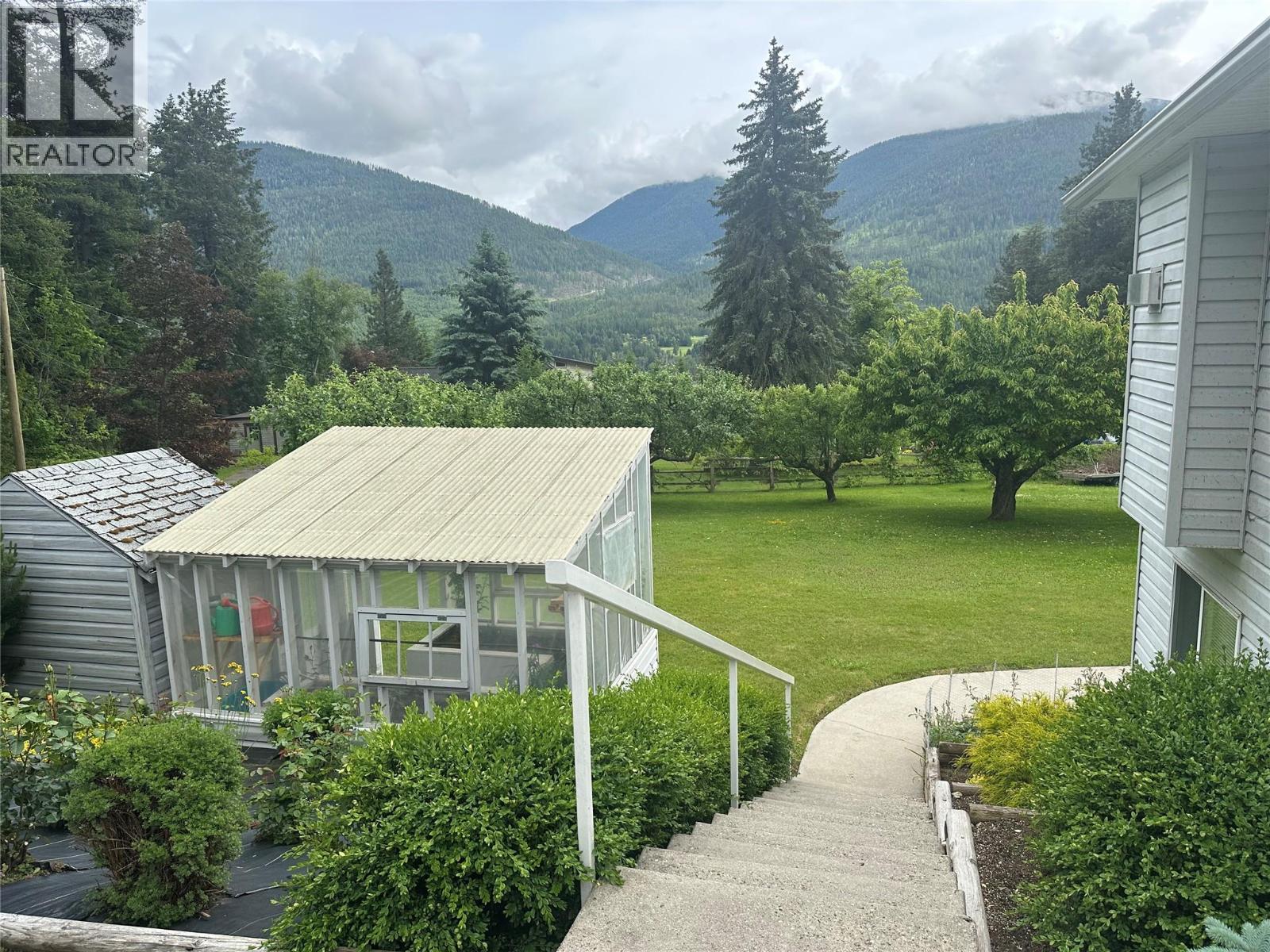 5924 Stafford Road, Nelson, British Columbia  V1L 6P3 - Photo 3 - 10389832
