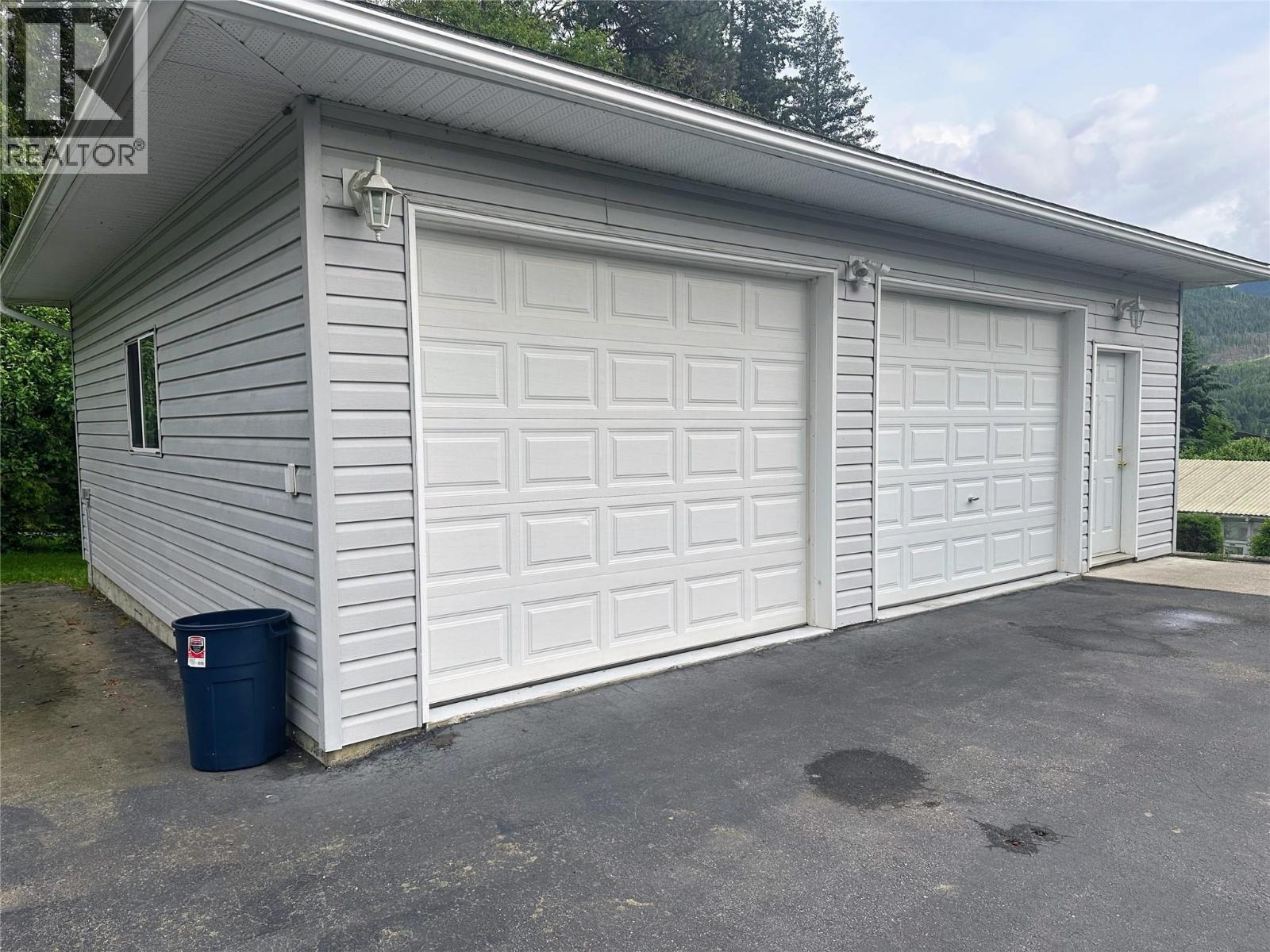 5924 Stafford Road, Nelson, British Columbia  V1L 6P3 - Photo 9 - 10389832