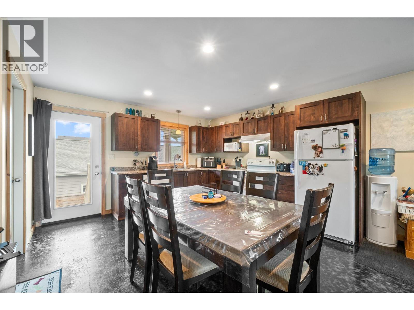 331 Fraser Avenue Nw, Salmon Arm, British Columbia  V1E 1W3 - Photo 2 - 10389774