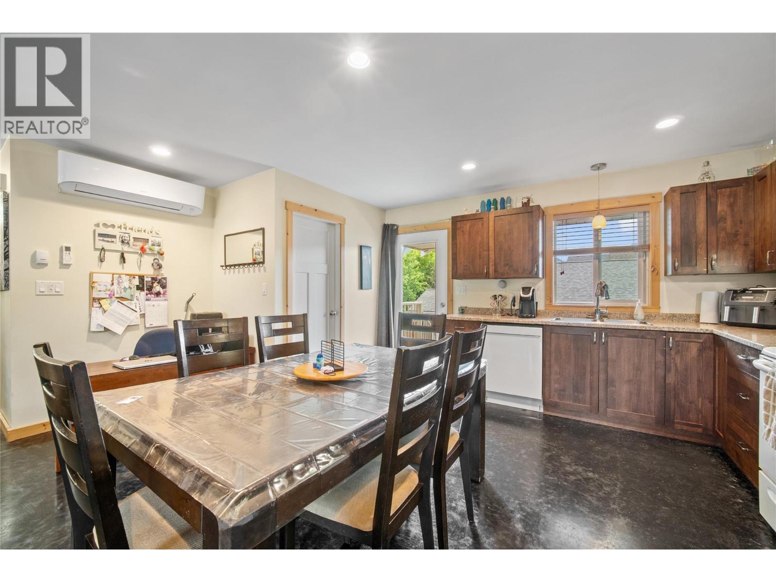 331 Fraser Avenue Nw, Salmon Arm, British Columbia  V1E 1W3 - Photo 3 - 10389774