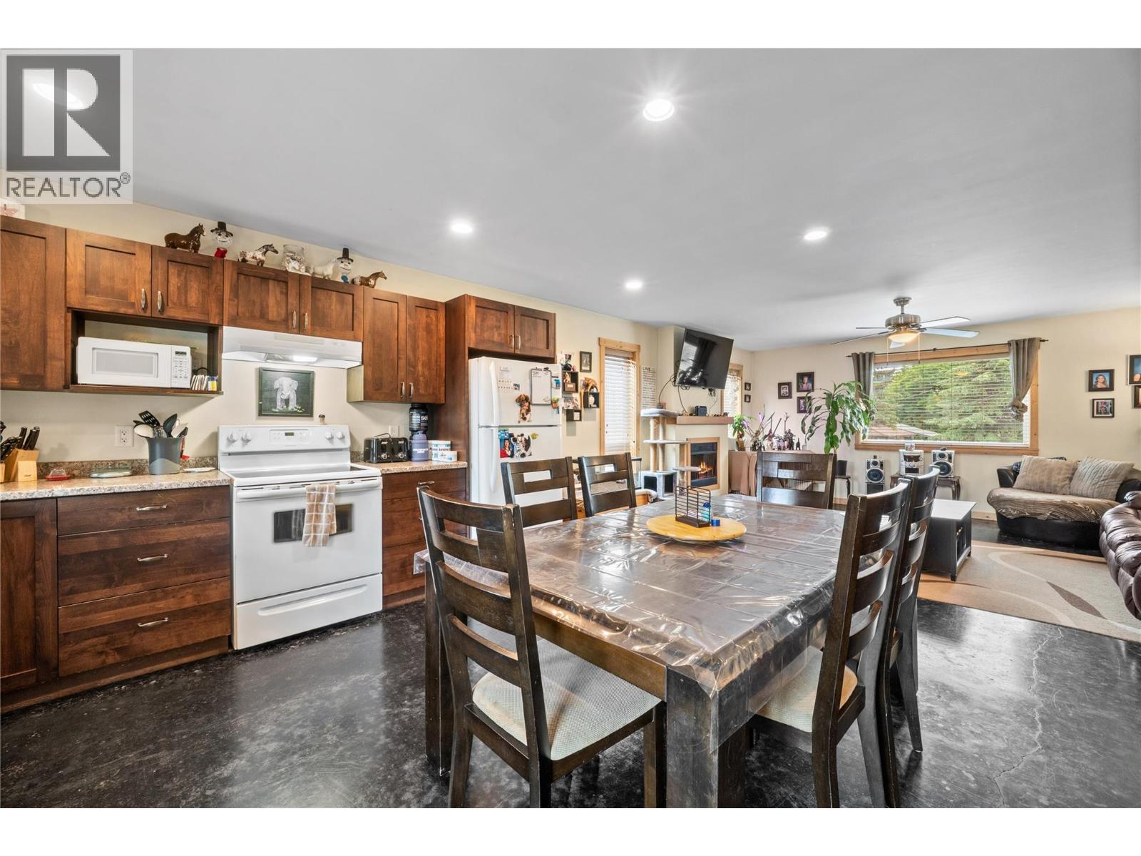 331 Fraser Avenue Nw, Salmon Arm, British Columbia  V1E 1W3 - Photo 8 - 10389774