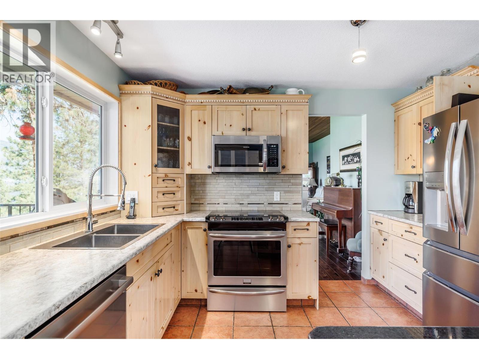 1928 Paly Road, Kelowna, British Columbia  V1V 2B9 - Photo 10 - 10389644