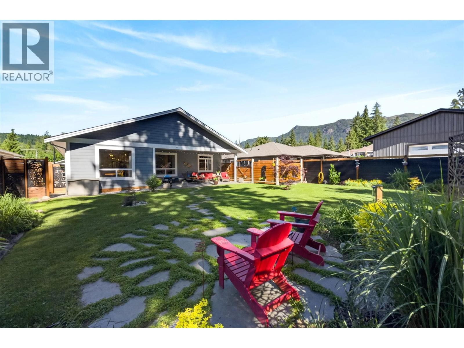1015 Hemlock Crescent N, Sicamous, British Columbia  V0E 2V1 - Photo 4 - 10390014