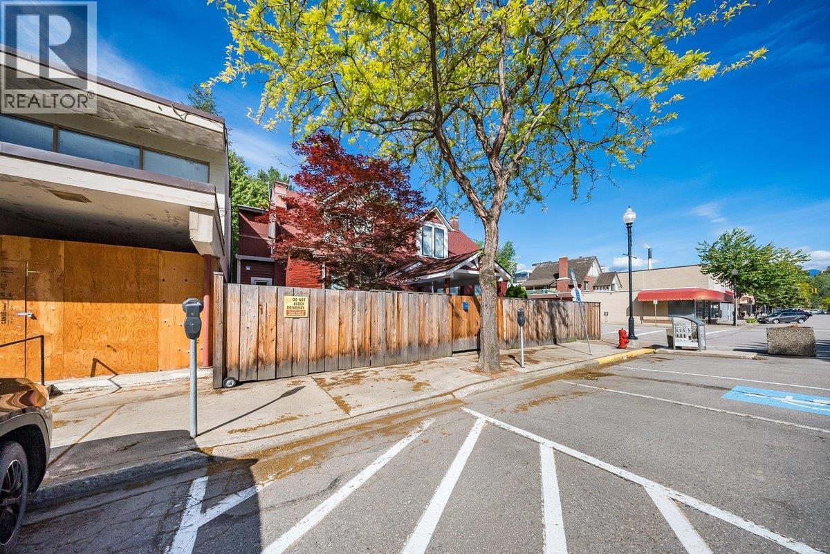 1500 Cedar Avenue, Trail, British Columbia  V1R 4C6 - Photo 3 - 10389784